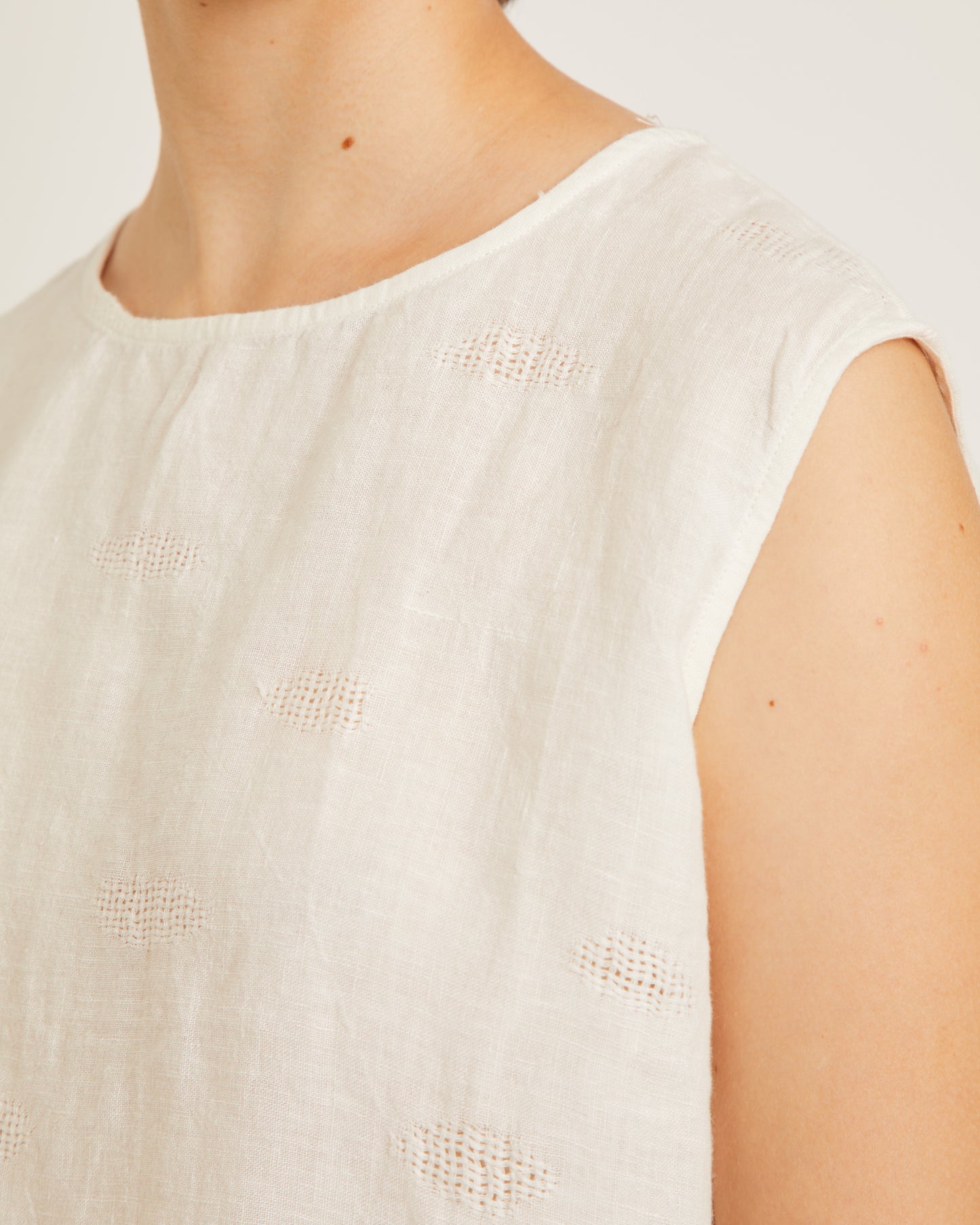 top AITANA en lin avec détails ajourés